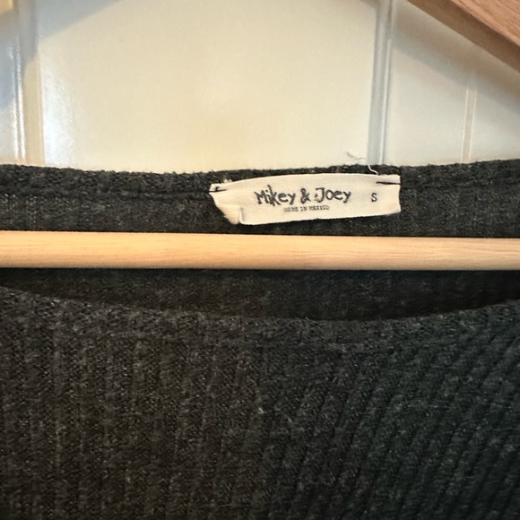 Long sleeve cropped and cinched  shirt/sweater - Picture 3 of 4